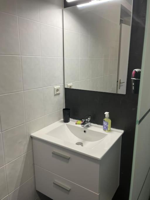 Jolie Dans Avec Piscine Apartment