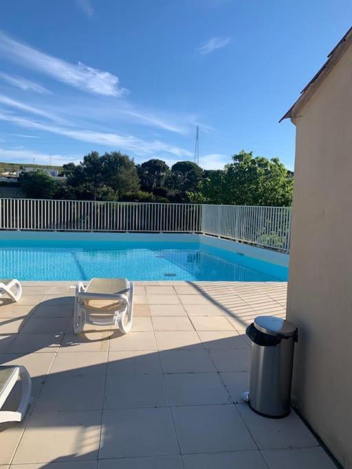 Jolie Dans Avec Piscine *